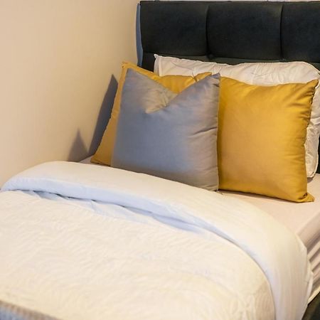 Lovely 4-Sleeper Apartment In Central Slough With Free Parking Exterior photo