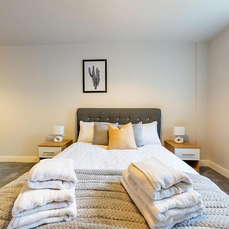 Lovely 4-Sleeper Apartment In Central Slough With Free Parking Exterior photo