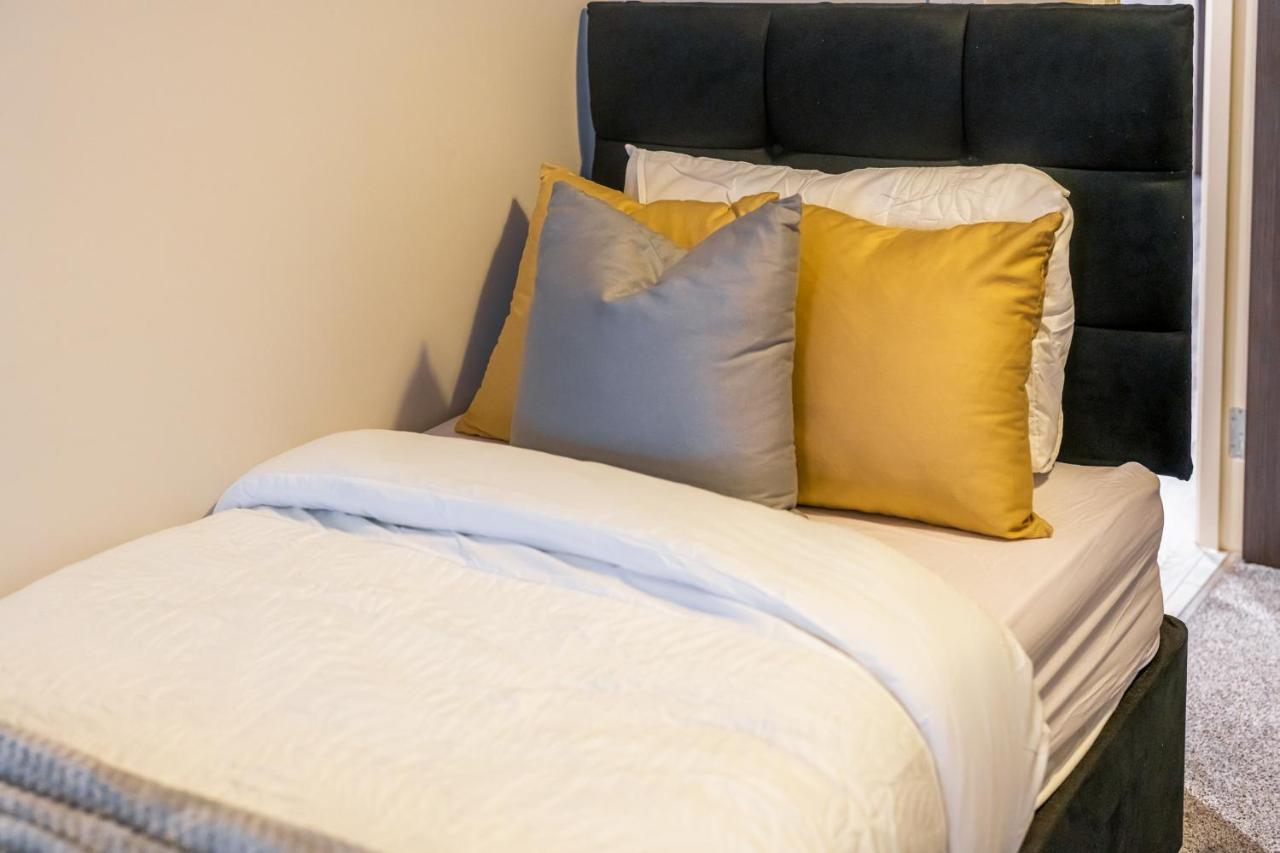 Lovely 4-Sleeper Apartment In Central Slough With Free Parking Exterior photo