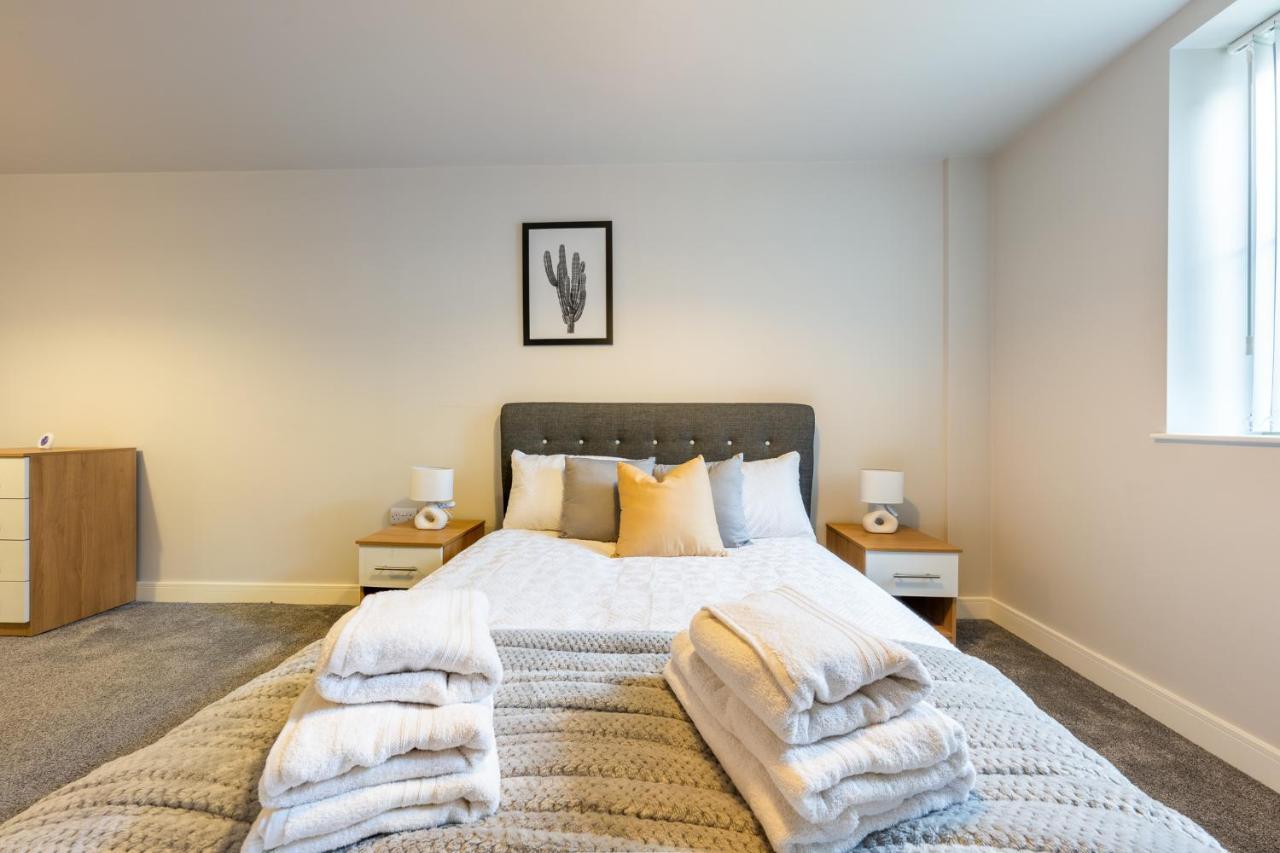 Lovely 4-Sleeper Apartment In Central Slough With Free Parking Exterior photo