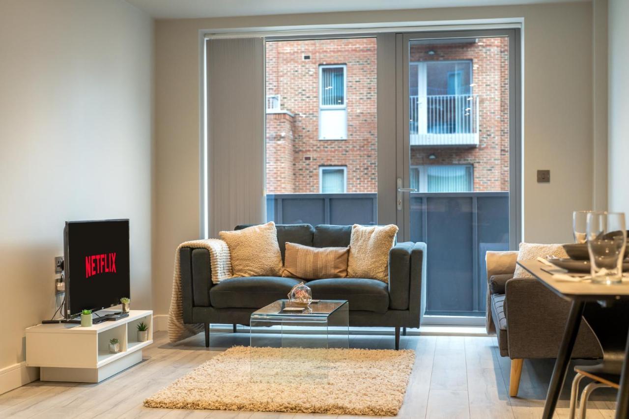 Lovely 4-Sleeper Apartment In Central Slough With Free Parking Exterior photo