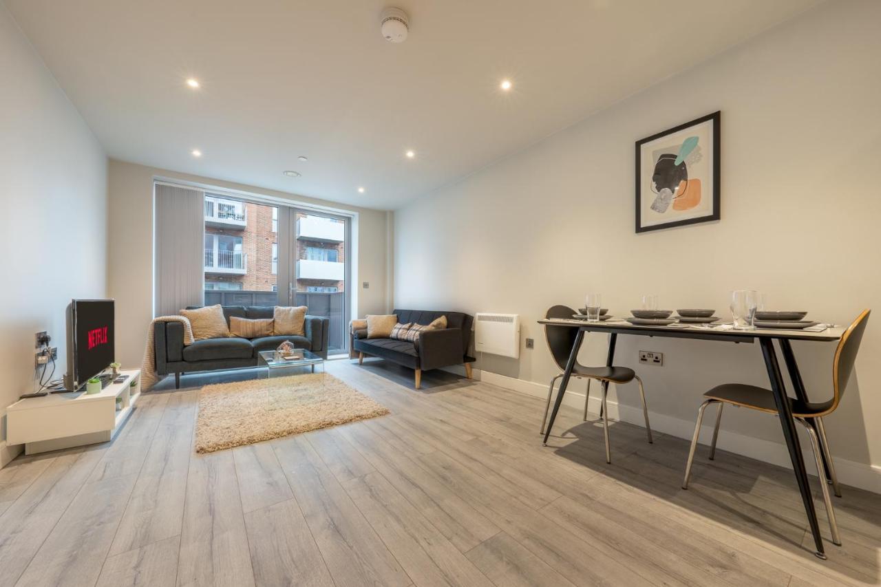 Lovely 4-Sleeper Apartment In Central Slough With Free Parking Exterior photo