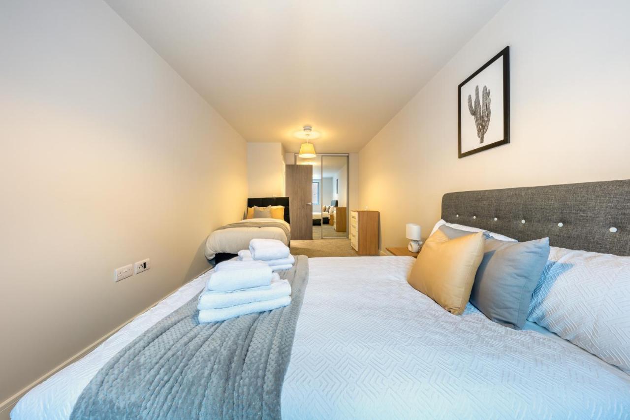 Lovely 4-Sleeper Apartment In Central Slough With Free Parking Exterior photo