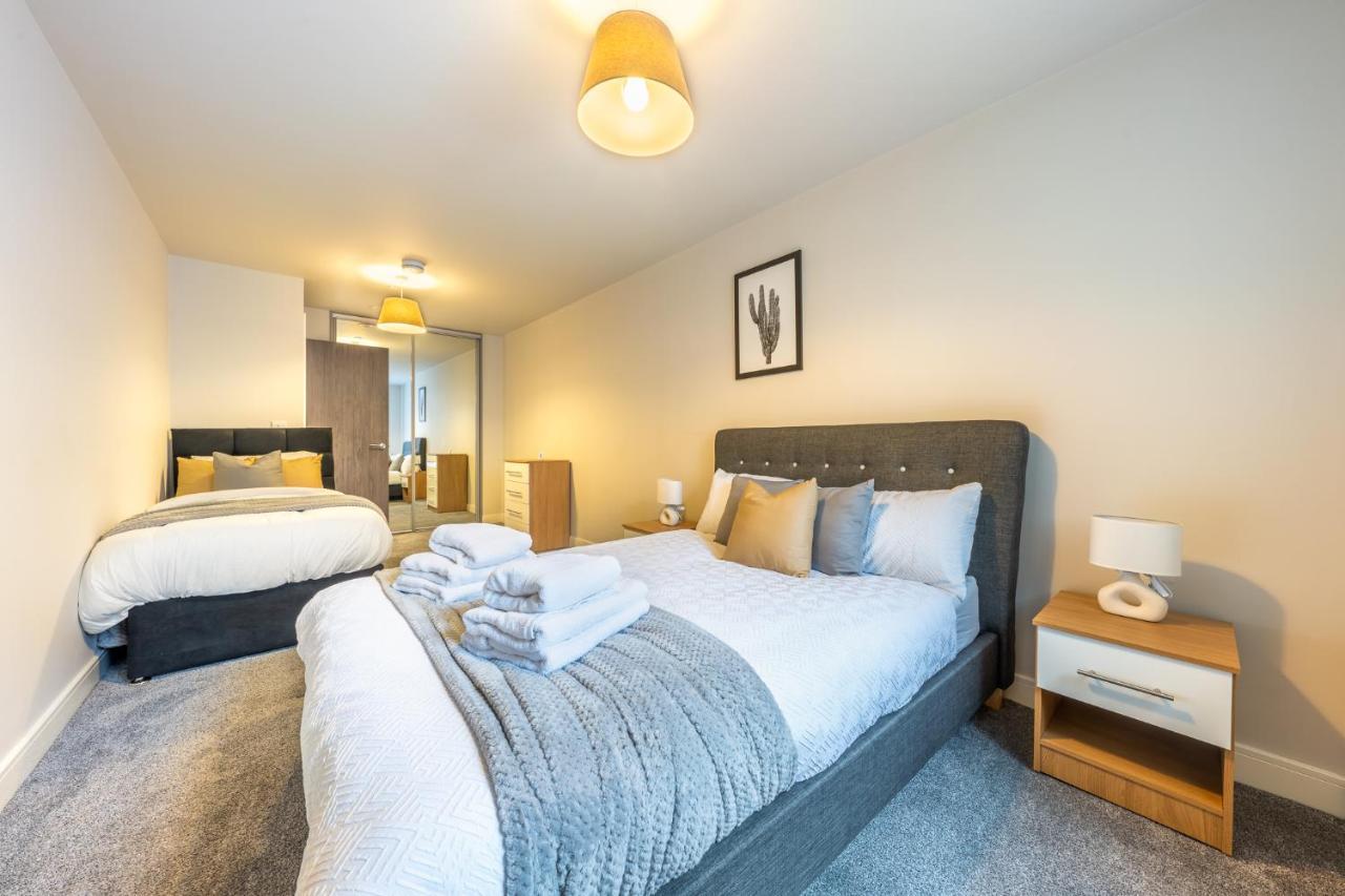 Lovely 4-Sleeper Apartment In Central Slough With Free Parking Exterior photo