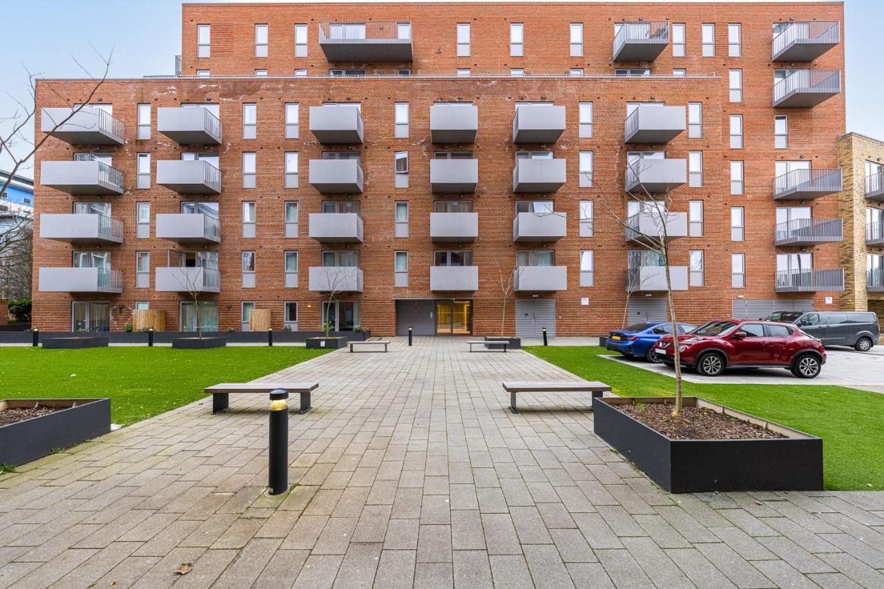 Lovely 4-Sleeper Apartment In Central Slough With Free Parking Exterior photo