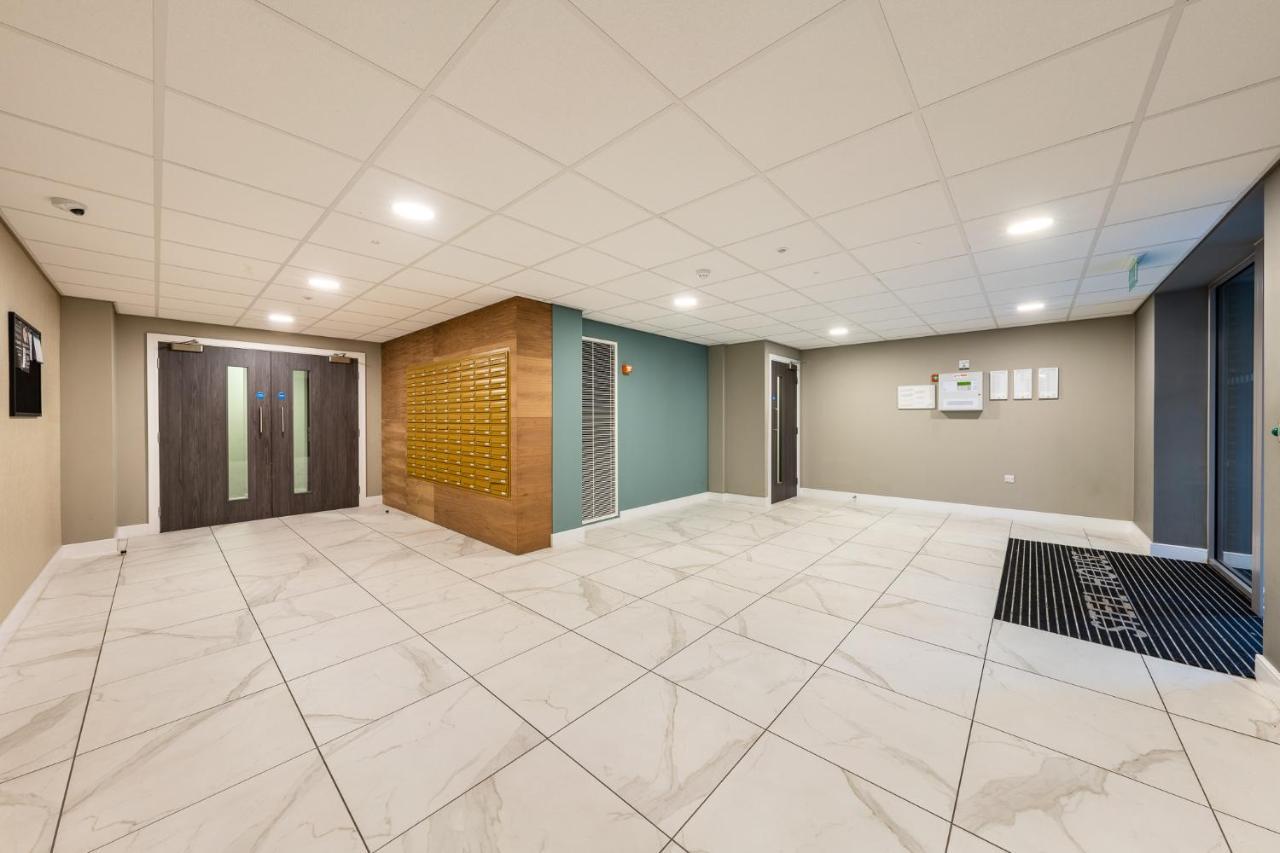Lovely 4-Sleeper Apartment In Central Slough With Free Parking Exterior photo